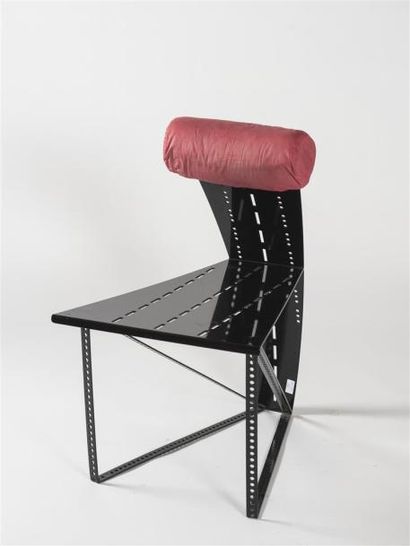 null Raphaël PISTILLI (XXème) Prototype de fauteuil en métal laqué noir ajouré. Repose...