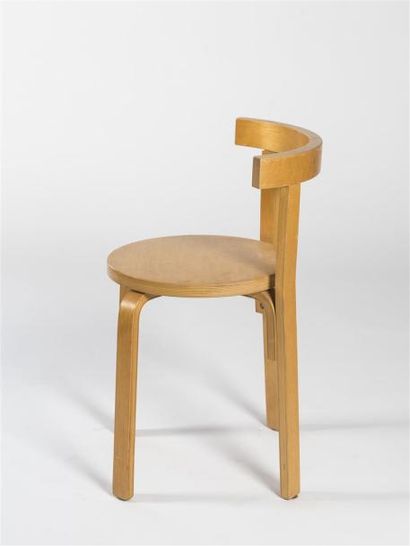 null Alvar AALTO (1898-1975) Suite de quatre chaises variantes du modèle N°66 en...