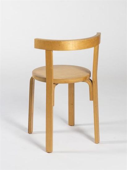 null Alvar AALTO (1898-1975) Suite de quatre chaises variantes du modèle N°66 en...