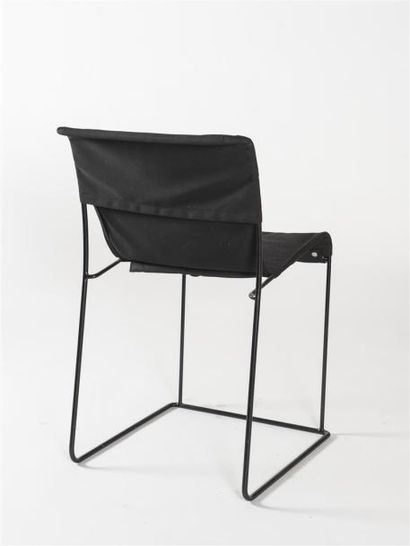 null Javier MARISCAL (né en 1950) Chaise en tissus de coton noir, structure en métal...