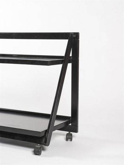 null Aldo JACOBER (XXème) Table roulante à deux plateaux en bois teinté noir. Entièrement...