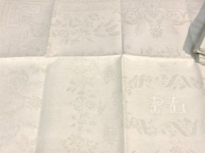 null Série de 8 serviettes de table en lin damassé vert amande. Mêmes motifs de fleurs...