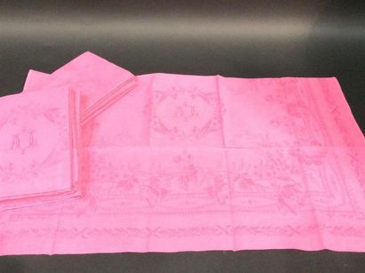 null Douze serviettes de table en lin damassé de couleur rose. Décor de fleurs et...