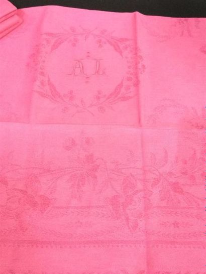 null Douze serviettes de table en lin damassé de couleur rose. Décor de fleurs et...
