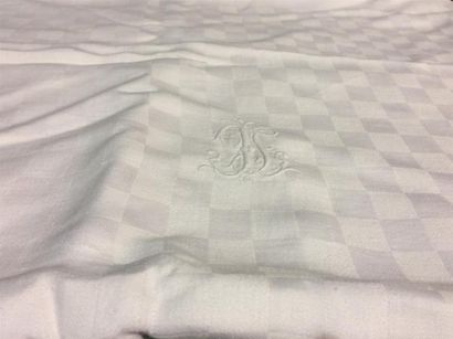 null Une nappe damassée et monogrammée LS 160x165cm