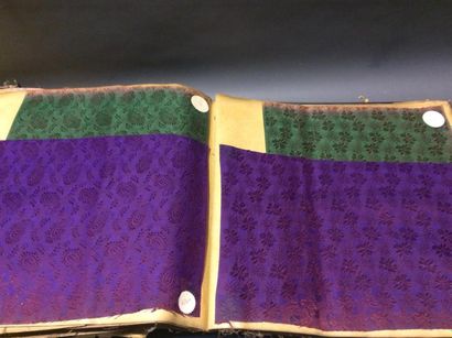 null Album d'échantillons de tissus damassés Archives textile de la maison Bonna...