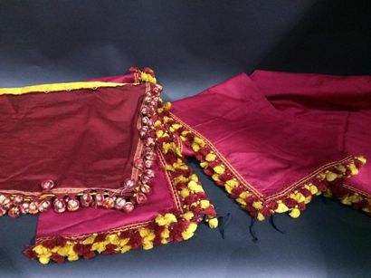 null Lot de tissus rouge et jaune à pompons (dessus d'autel)