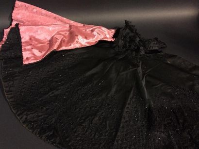 null Cape perlée noire doublure en soie rose