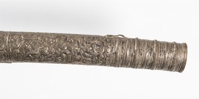 null Beau sabre oriental avec fourreau en argent abondamment décoré de motif floraux,...