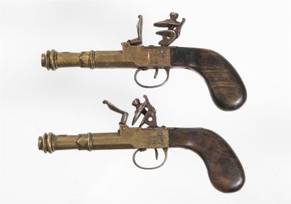 null Jolie paire de pistolets à silex, à l'écossaise début 19ème siècle. Bâti des...