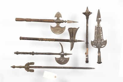 null Important lot de reproduction d'armes d'hast : 3 haches (cassure)
Pertuisane,...