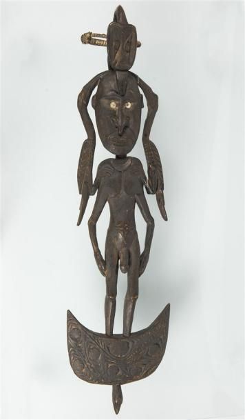 null OCEANIE, importante figure en bois sculpté représentant un homme debout Restaurations...