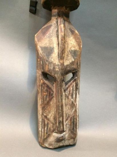 null Masque surmonté d'une figure antropomorphe Bois polychrome H: 102 cm