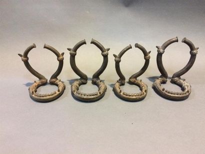 null Quatre bracelets de chevilles en bronze, en forme de machoires