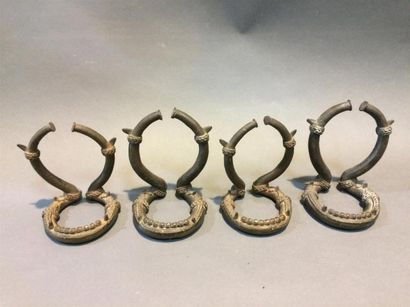 null Quatre bracelets de chevilles en bronze, en forme de machoires