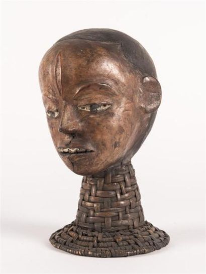 null NIGERIA, masque cimier représentant une tête en bois recouverte de peau et fixée...