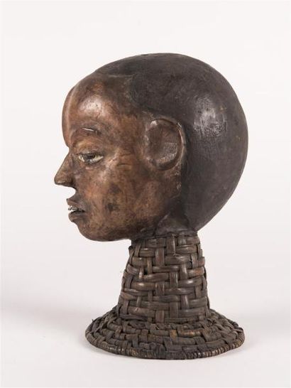 null NIGERIA, masque cimier représentant une tête en bois recouverte de peau et fixée...