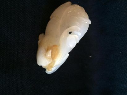 null Chine, cheval surmonté d'un singe, jade blanc avec trace de rouille L: 6 cm