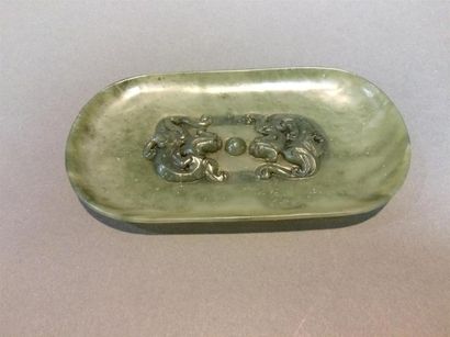 null CHINE, plat ovale en jade à sculpté de deux quilins 17 x 9.5 cm