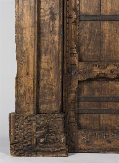 null Porte de palais en teck sculpté et ferrure Népal, 18ème siècle H 210  L : 150 ...