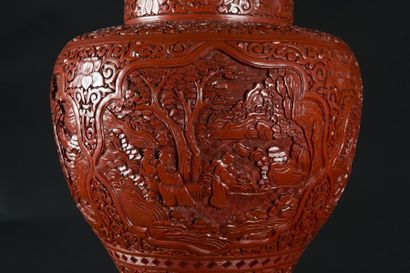 null CHINE Important vase de forme balustre en laque rouge Dynatie Quing, XIXème...