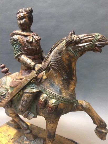 null Cavalier chinois sur son cheval, bois polychrome L: 58, l: 21, H: 66cm (accident...