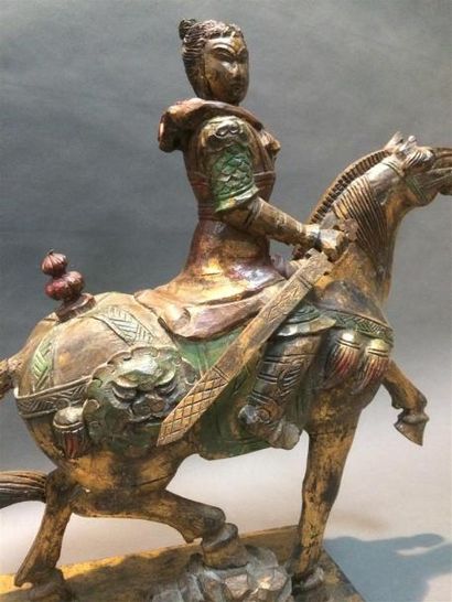 null Cavalier chinois sur son cheval, bois polychrome L: 58, l: 21, H: 66cm (accident...