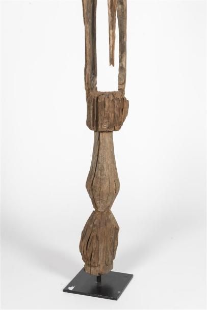 null VIETNAM, poteau funéraire en bois sculpté représentant un oiseau H: 190 cm