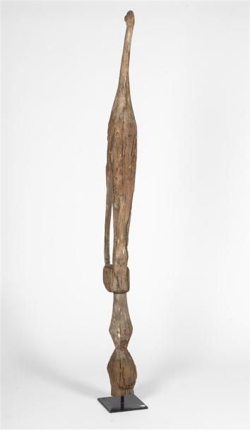 null VIETNAM, poteau funéraire en bois sculpté représentant un oiseau H: 190 cm