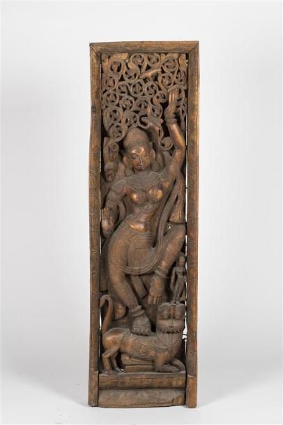 null INDE, bas relief en bois sculpté représentant une naga H: 125, L: 37, P: 12...