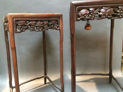 null Deux tables en bois de fer à décor de grappes H: 69, 34 x 34 cm H: 74, 39 x...