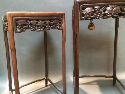 null Deux tables en bois de fer à décor de grappes H: 69, 34 x 34 cm H: 74, 39 x...