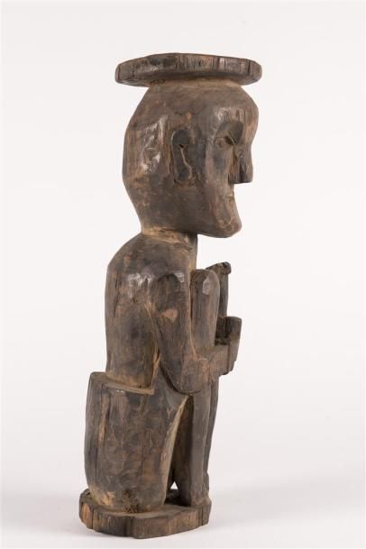 null LAOS ou VIETNAM Sculpture en bois représentant un homme accroupi Statue anthropomorphe...