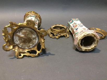 null Chine, paire de vases en porcelaine, monture en brouze doré , 18ème siècle H...