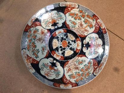 null Chine, grand plat en porcelaine à décor d'arbres fleuris (un éclat) D: 45.5...