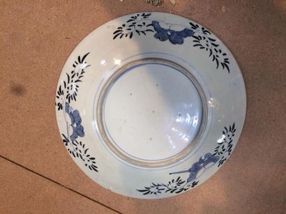 null Chine, grand plat en porcelaine à décor d'arbres fleuris (un éclat) D: 45.5...