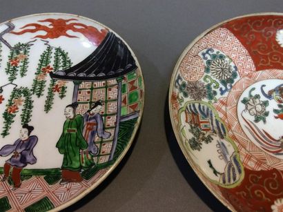 null CHINE Deux petits plats creux en porcelaine à décor d'une scène de cour et un...