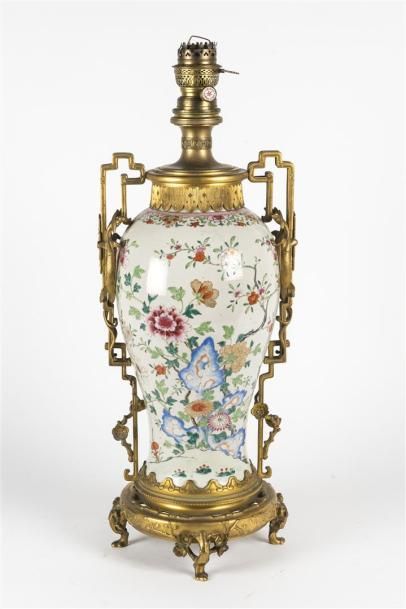 null CHINE Important vase balustre en porcelaine polychrome à décor de fleurs et...