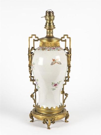 null CHINE Important vase balustre en porcelaine polychrome à décor de fleurs et...
