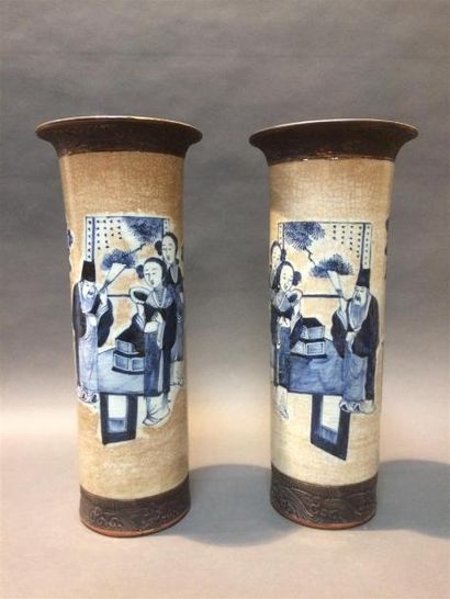 null Paire de vases de forme cylindrique en porcelaine craquelée à décor de lettrés...