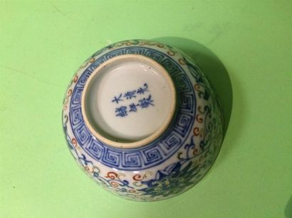 null Chine, bol en porcelaine émaillé en bleu rouge et blanc à décor de fleurs, signé...