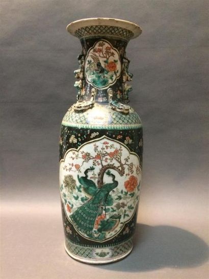 null Chine, grand vase en porcelaine à decor de paon, de volatiles, de fleurs dans...