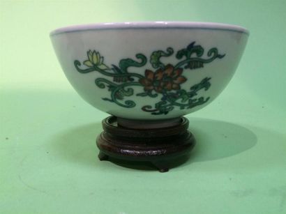null Chine, bol en porcelaine émaillée à décor de fleurs polychromes sur fond blanc,...