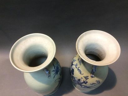 null Japon, paire de vases en porcelaine à décor de personnages semant des fleurs...
