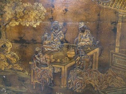 null Chine, panneau en bois laqué à décor de personnages buvant du thé dans un paysage...