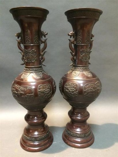 null CHINE Paire de vases en bronze patiné à décor de paysage dans des médaillons,...