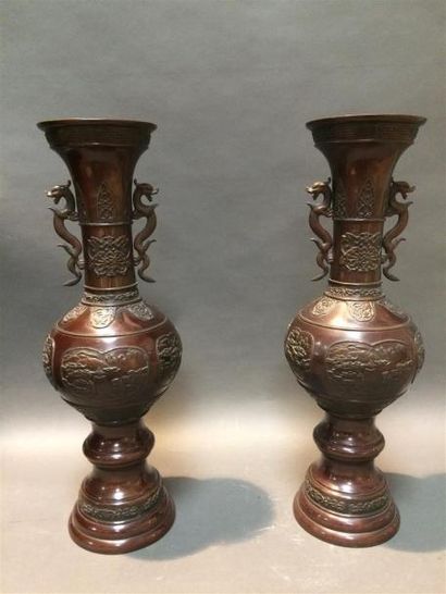 null CHINE Paire de vases en bronze patiné à décor de paysage dans des médaillons,...