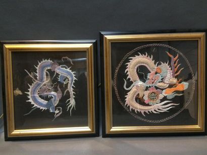 null Chine, deux panneaux en soie tissé représentant des dragons 43 x 43 cm 36 x...