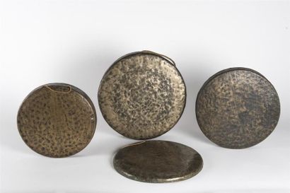 null CHINE Lot de quatre instruments de musique : gongs en bronze Sur l'un : idéogrammes...