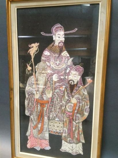 null Chine, panneau de soie tissé décor de personnages sur fond noir 42 x 83 cm